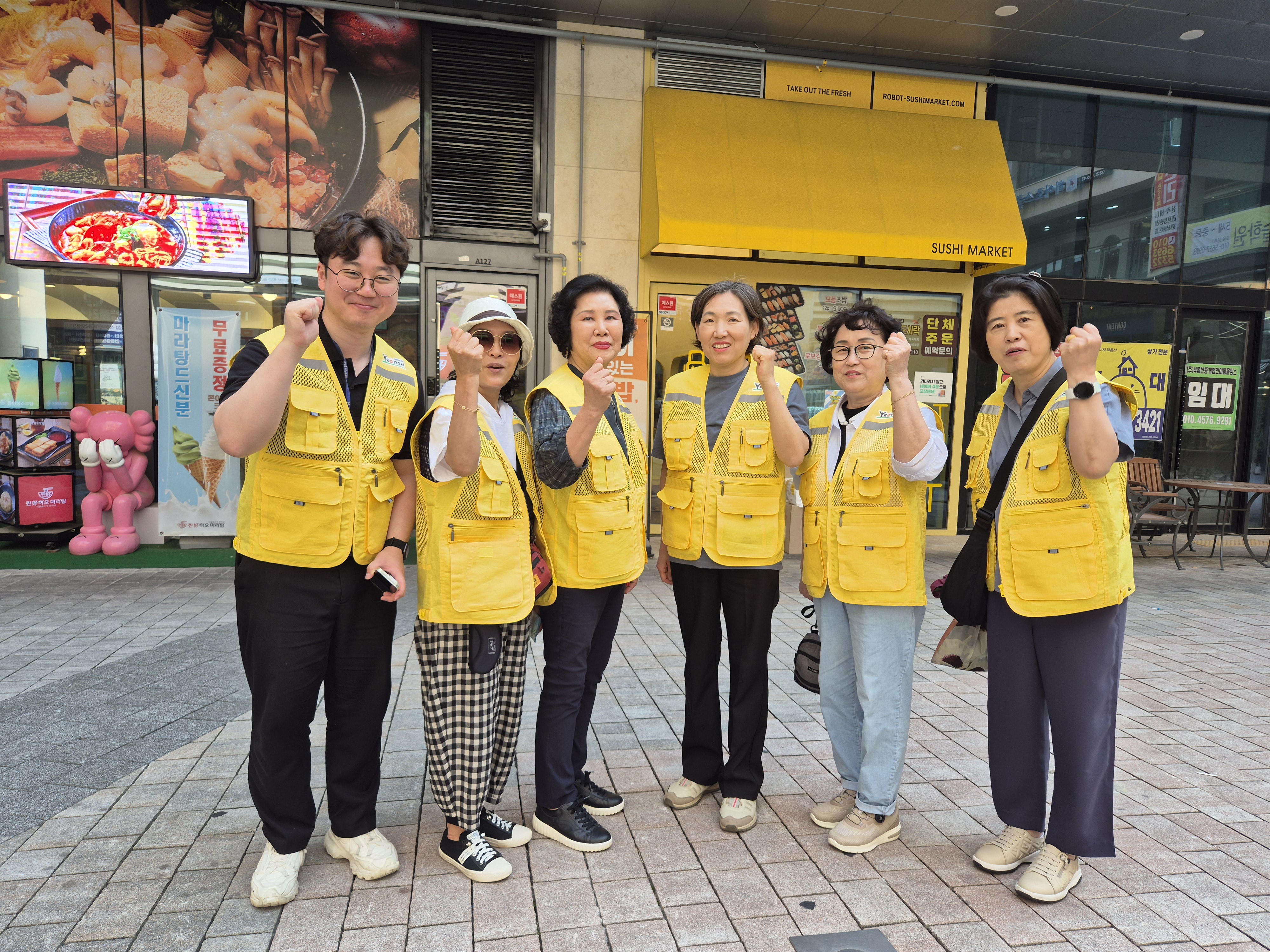 연수구 송도4동 지역사회보장협의체는 지난 18일 지역 내 상가 사업주들과 지역 주민들을 대상으로 복지사각지대 발굴 홍보 캠페인을 실시했다